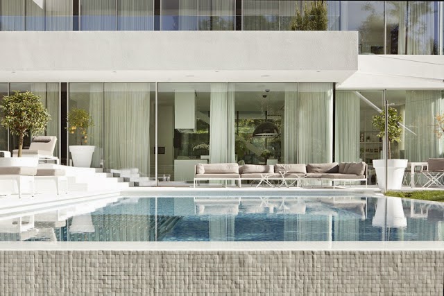 decoracao de interiores estilo minimalista: estilo da casa, revestida de pastilhas em diversos tons de azul decoracao de interiores estilo minimalista: estilo da casa, revestida de pastilhas em diversos tons de azul