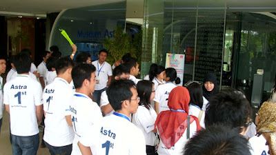 Peserta Astra 1st sedang melakukan kunjungan ke Museum Astra