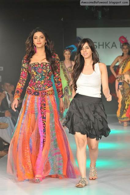 Shruti Hassan Hot in beautiful dress on ramp