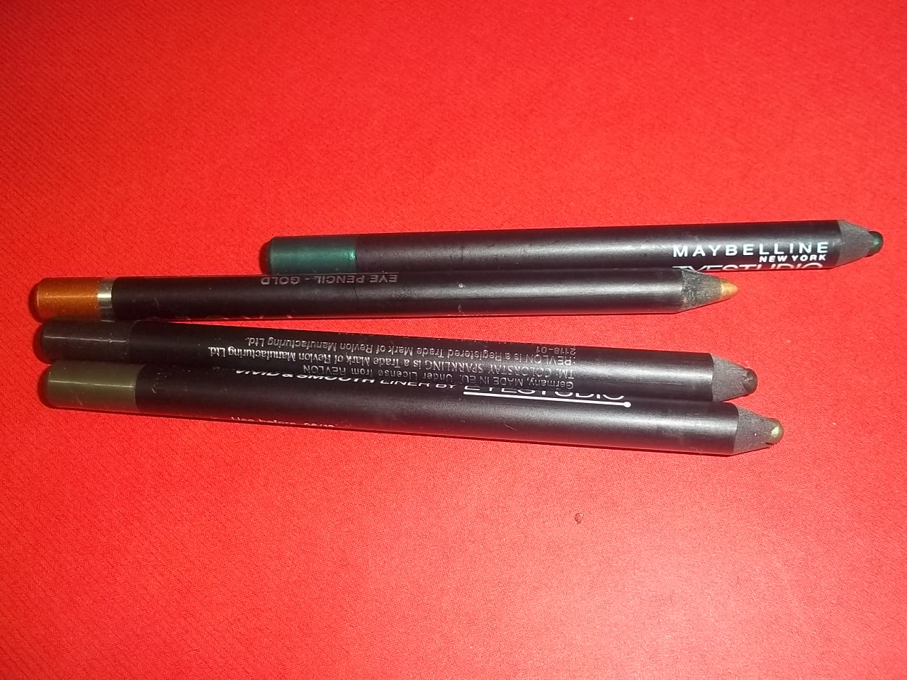 Green Eyeliner Look Cute Cozy Comforting