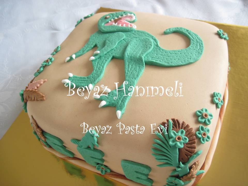 BEYAZ HANIMELİ Dinazorlu pasta