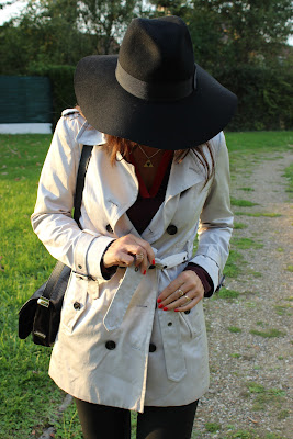 Fedora noir Headict, Trench 1 2 3, simili cuir Zara, sac Sandro