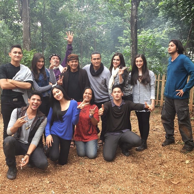 Foto Cut Meyriska dengan Para Pemain 7 Manusia Harimau Foto Cut Meyriska dengan Para Pemain 7 Manusia Harimau