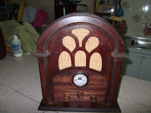 Rádio tipo tombstone feito artesanalmente com placa AM-FM