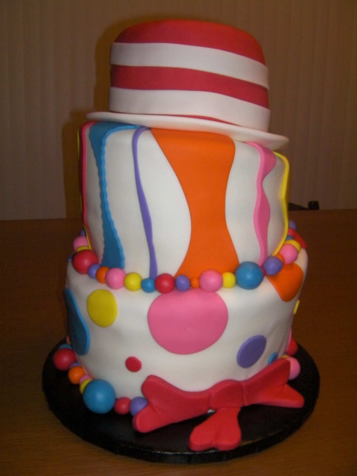 Lindsey's Cake Studio: Cat in the Hat Cakes