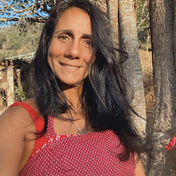 Mariana Soares é uma professora com 22 anos de prática e estudos e filiada à Aliança do Yoga