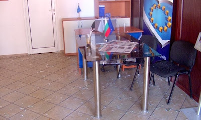 Офисът на ГЕРБ в Кюстендил осъмна с изпочупени прозорци