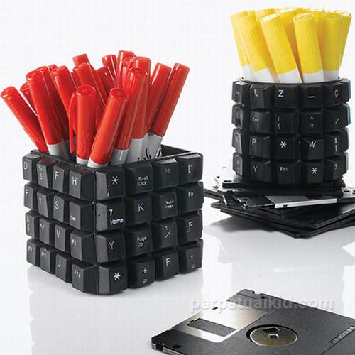 how to recycle upcycling keys of old computer keyboards christmas tree bag disposal