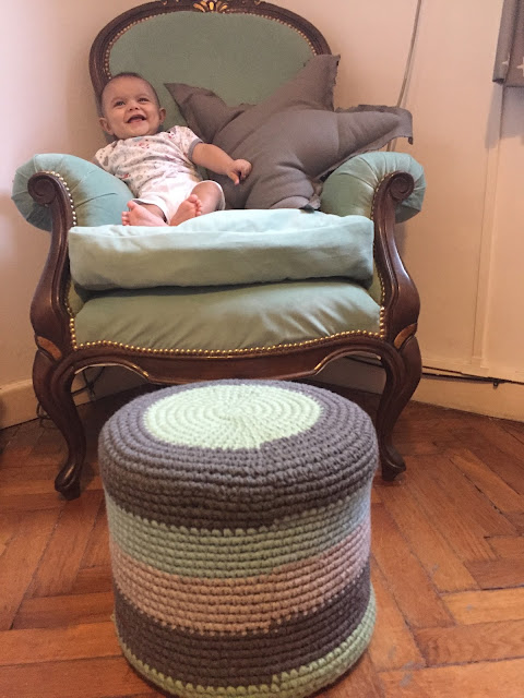 deco infantil puff tejido - Deco Infantil. Puff tejido a crochet que combina con el sillón existente