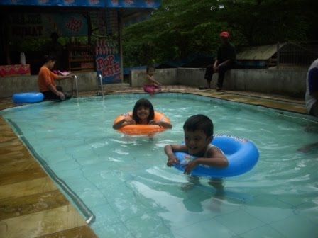 kolam renang anak-anak @ kios pop mie