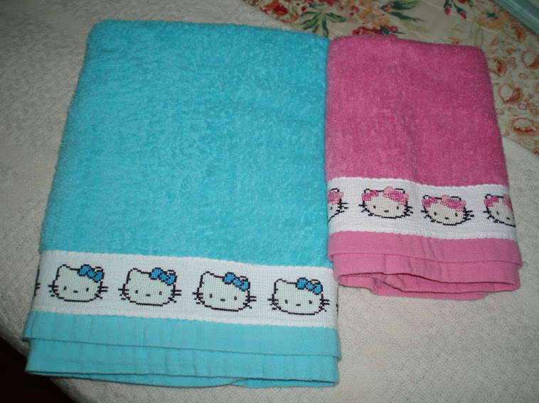 Toallas de baño para niñas con cenefas de Hello Kitty.