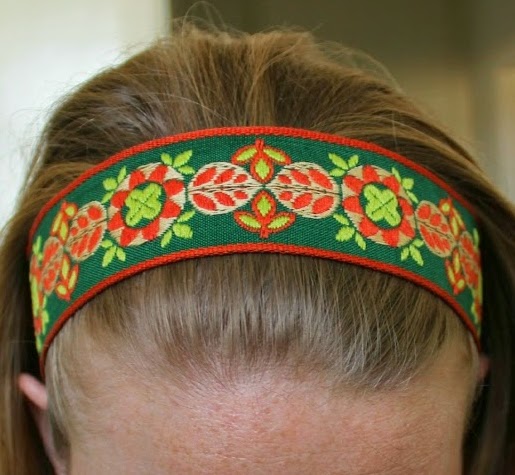 http://the-pickled-herring.blogspot.com/2014/05/simple-ribbon-headband-tutorial.html