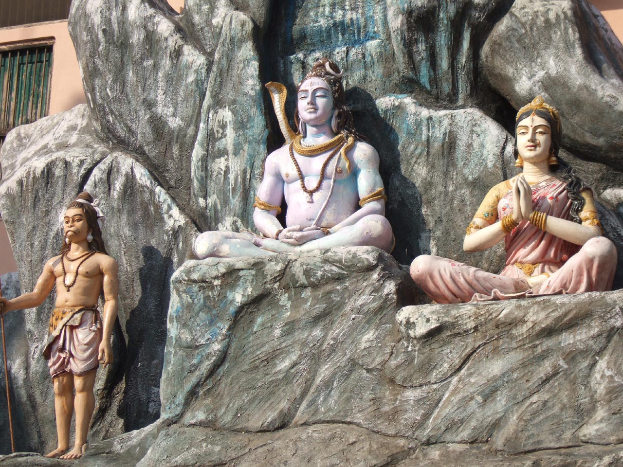 http://2.bp.blogspot.com/-b9VjwabLLLg/TbAAJSpqENI/AAAAAAAAARo/RqOMdz4MTpg/s1600/rishikesh-temple-of-hindu-god-at-india-pictures-collection.jpg