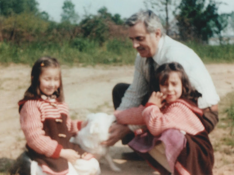 Carlo Narratone con le care nipotine Giorgia e Carla, in compagnia della cagnolina Neve