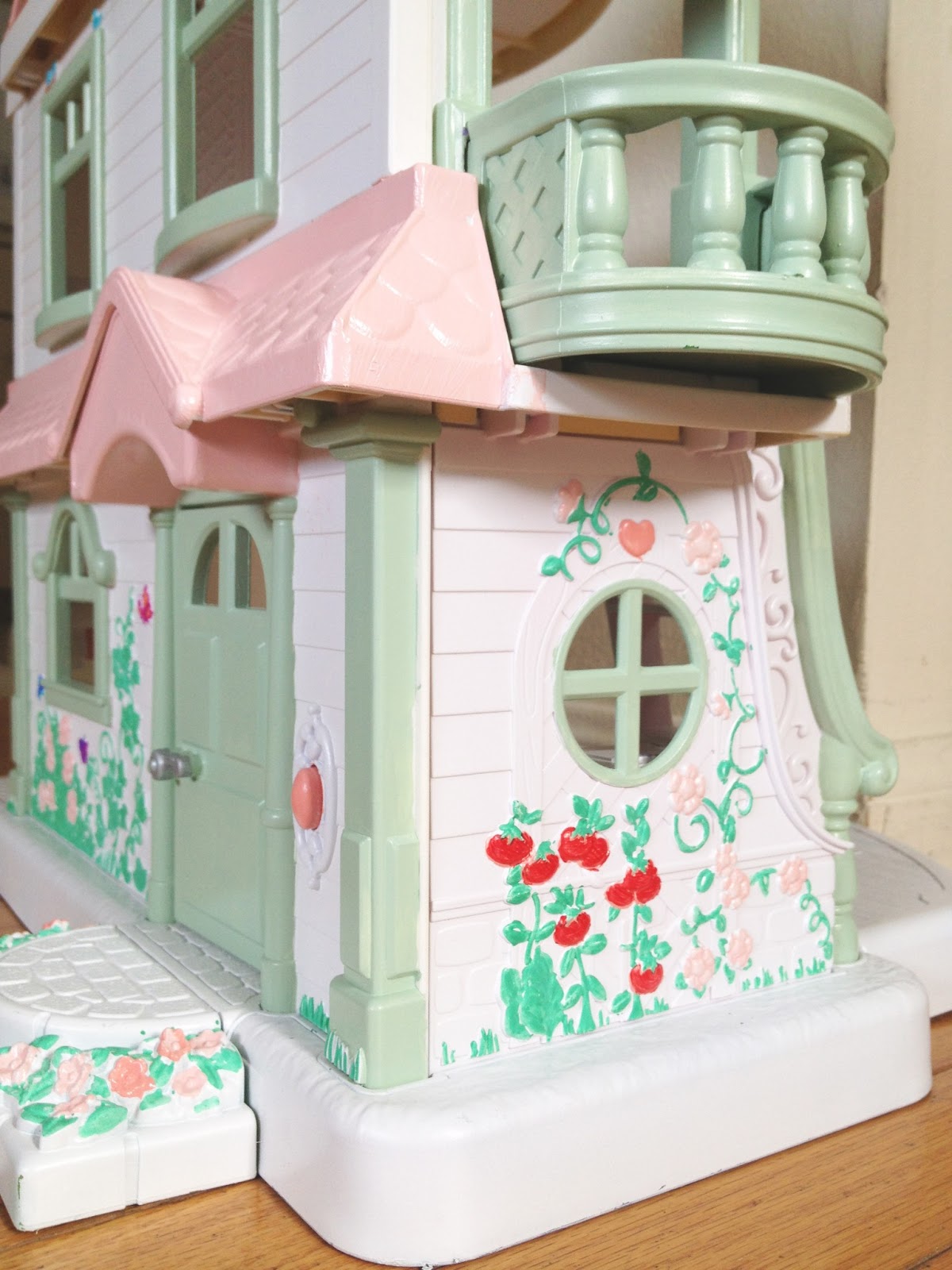 Turned to Design Painted Plastic Doll House