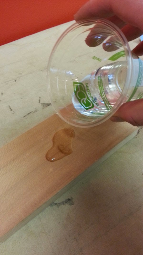 凹んだ木材をアイロンと水で元に戻す方法