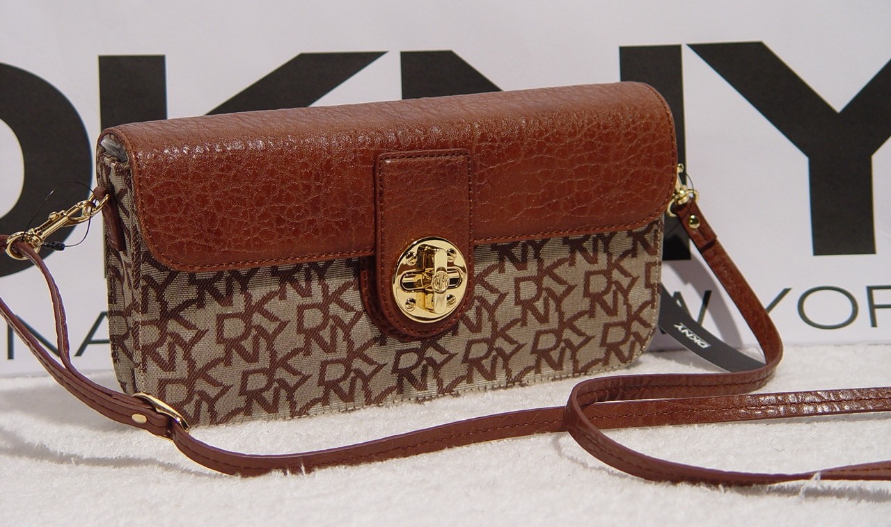 Bags Heaven DKNY Signature Clutch Crossbody