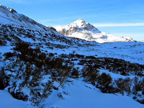 Pico requejines 2026m y lago ausente 1750m invernal.