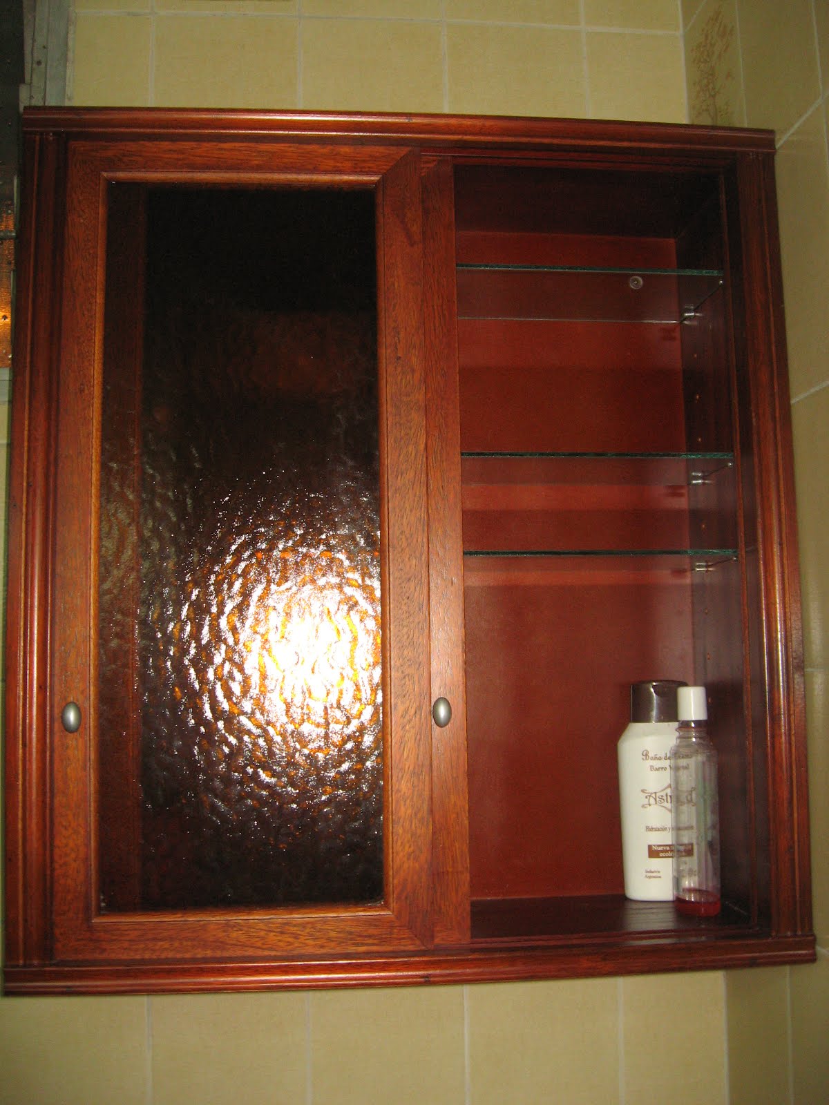 Artesano Jose: Practico ordenador para baño con puertitas corredizas