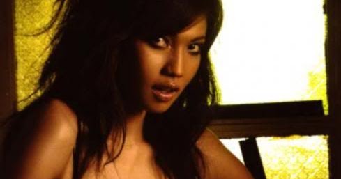 CEWEK BERMODEL: Foto Hot Artis Seksi Kinaryosih