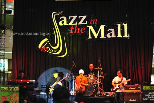 Pertunjukan Musik Jazz di Mall Ciputra Pertunjukan Musik Jazz di Mall Ciputra