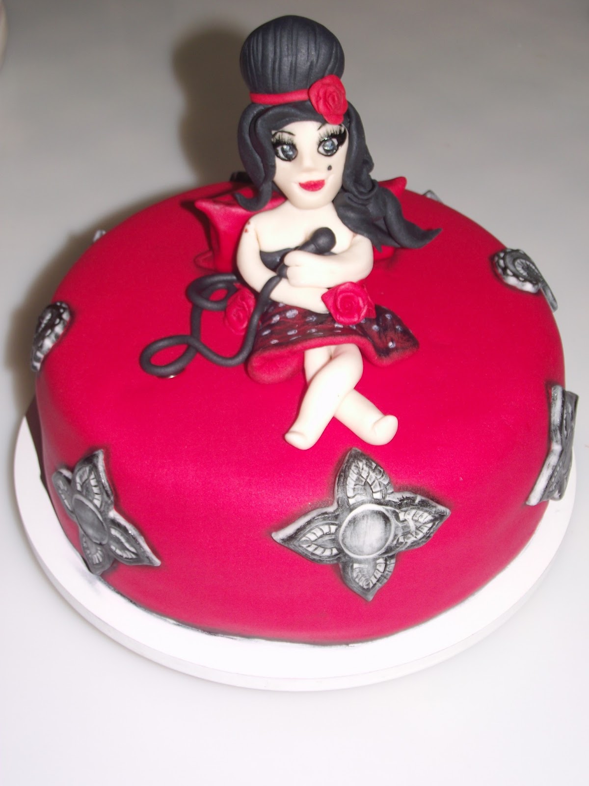 The Corpse Of Amy Winehouse Cake 28 - vbjaovc