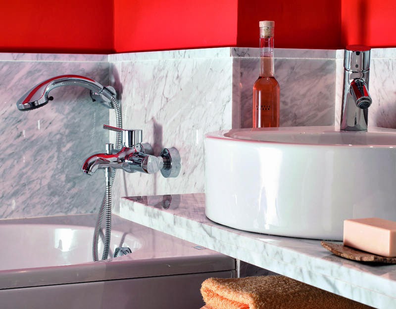 MAMPARAS-OFERTAS.COM: Un baño en rojo y mármol blanco