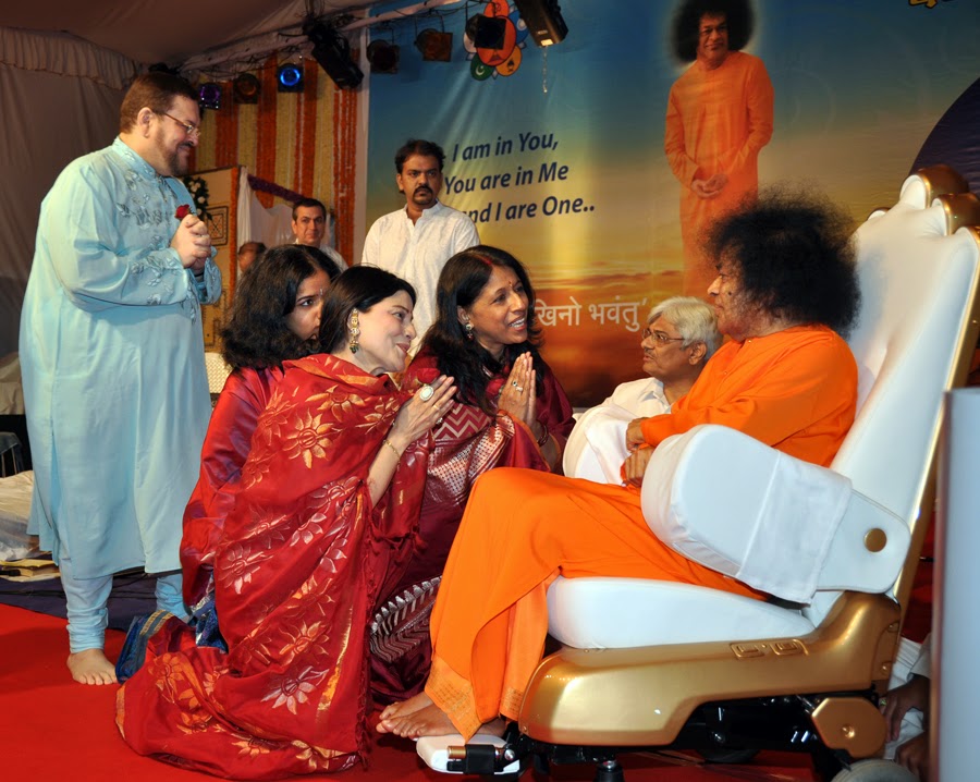 The performers for the evening seek Divine blessings. Kavita Krishnamoorthy's daughter too was present-Hadshi Mumbai diaries - Sri Sathya Sai Baba Experiences shared By Swami's Student Arvind