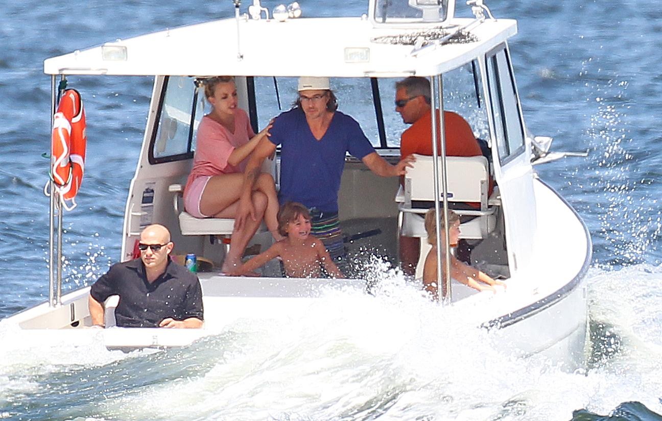 http://2.bp.blogspot.com/-bLwc3qK7TWM/Tjwv15jIlqI/AAAAAAAAC6E/-pCmJ2YPk8Q/s1600/family-boat-day-august-4+%252825%2529.jpg