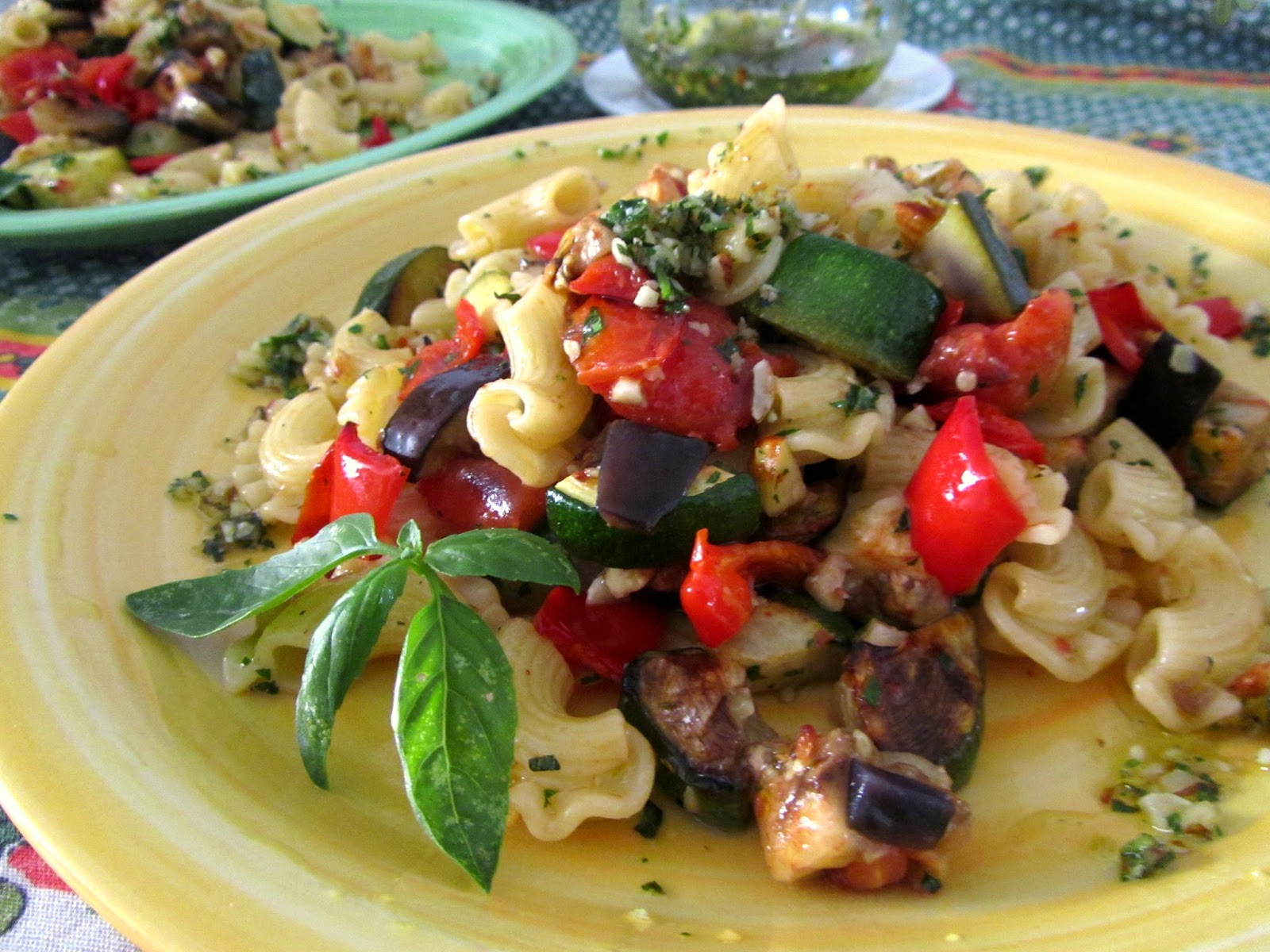cocina con luz verde Pasta con verduras asadas y salsa de almendras