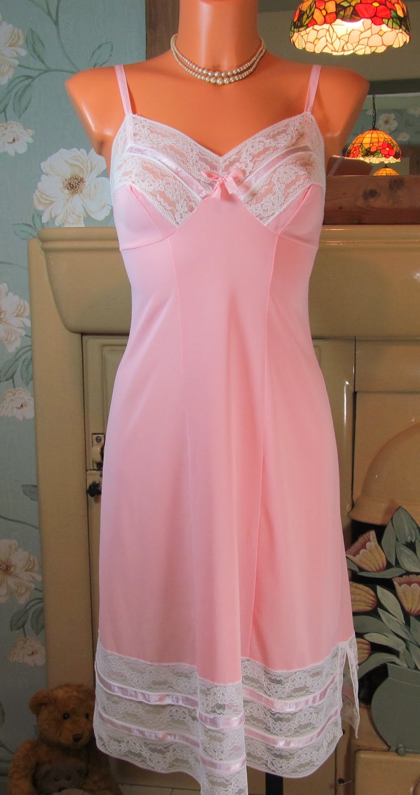 VTG CHARMOR PINK WHITE LACE SLIPPY NYLON SOFT FULL SLIP NIGHTIE 1012