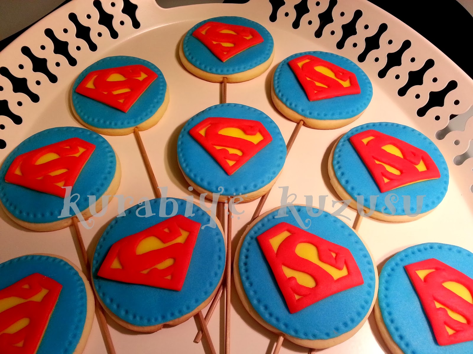 Kurabiye Kuzusu Superman Temalı Doğum Günü Pastası ve Kurabiyeleri