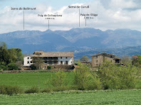 La gran masia de Can Serrabou en primer terme i lluny al seu darrere les Serres de Curull i de Bellmunt La gran masia de Can Serrabou en primer terme i lluny al seu darrere les Serres de Curull i de Bellmunt