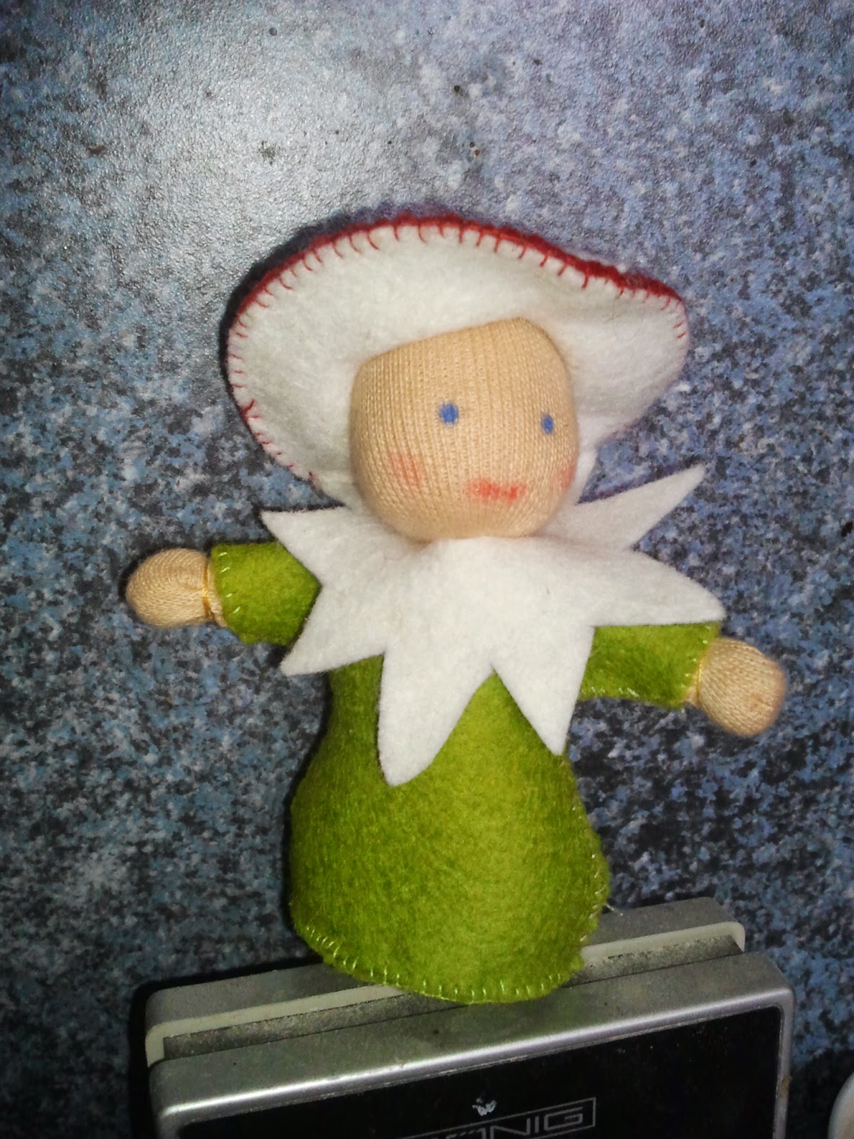 couture doudou laine cardée feutrine personnage champignon saison waldorf steiner marotte