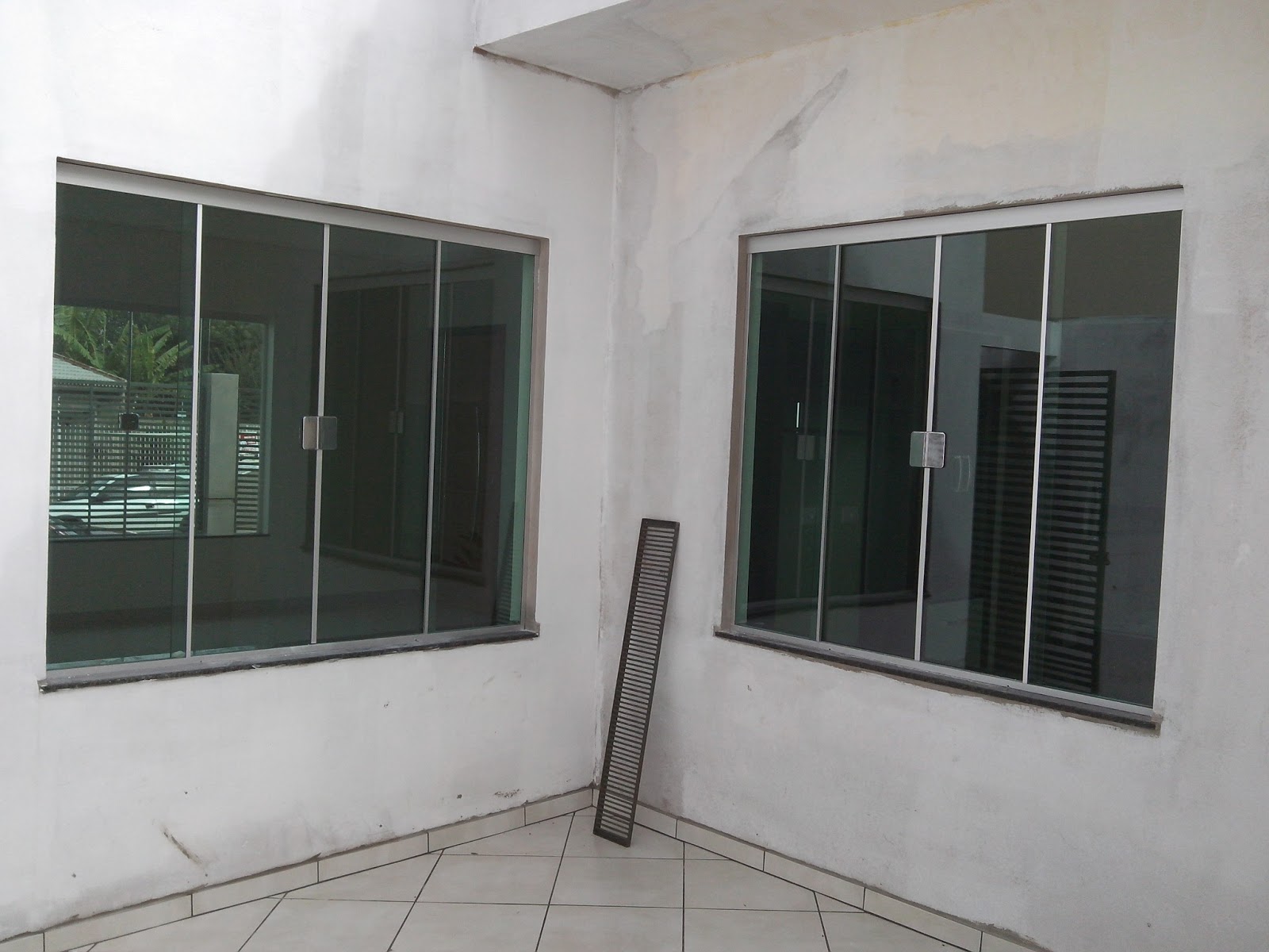 #4B594E Janelas com Vidros Verdes e Perfil de Instalação na cor Natural 98 Janelas De Vidro Em Guaruja