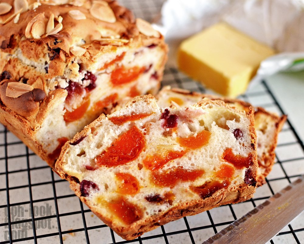 Ooh, Look... Apricot apple fruit loaf and a Cat's Decision