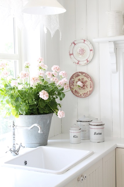 Vibeke design: malt kjøkkenbenk i hvitt