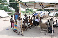Camp de refugié de Dungu: demeure de branchages et de feuilles de palmier (Itimbiri ya Sika)