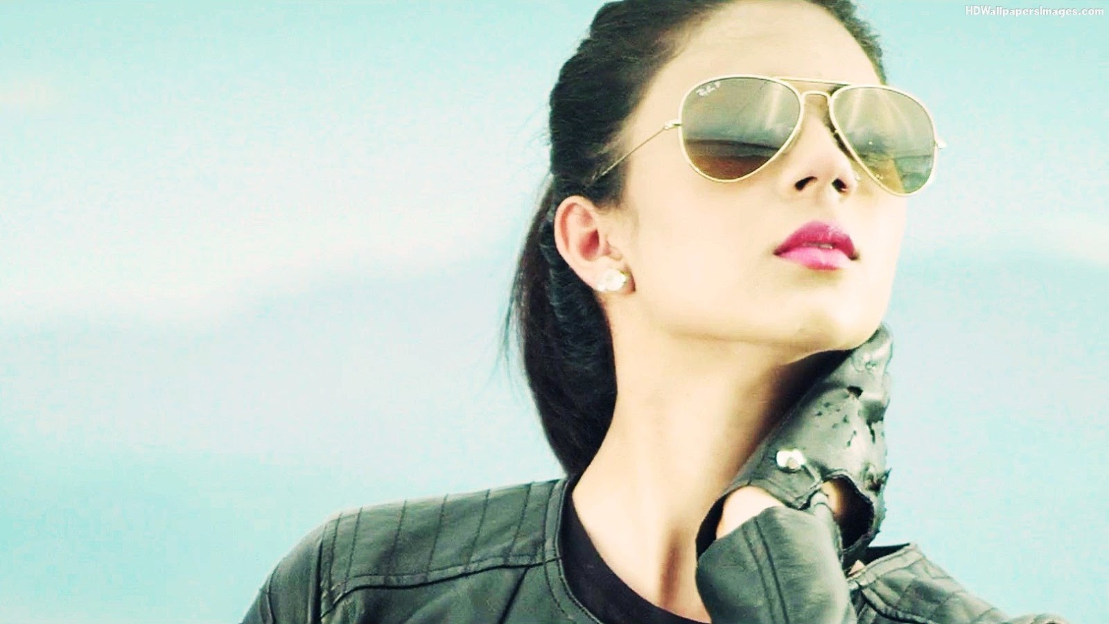 Girls Cool Pic in sun glasses Royal Pic. WOrld