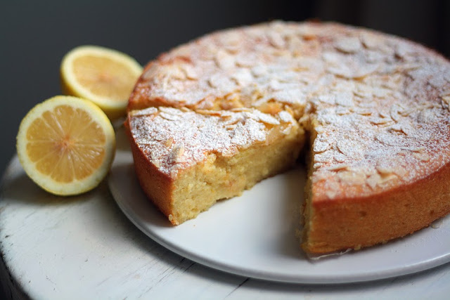 Sitruunainen ricotta-mantelikakku