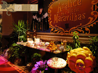 Mesa de Guloseimas by Thiago Calil flores esculpidas, painel de voil impresso