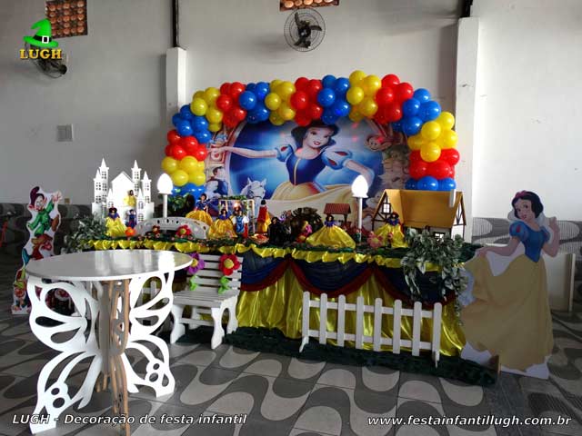 Decoração tema Branca de Neve para a mesa do bolo de aniversário Decoração tema Branca de Neve para aniversário