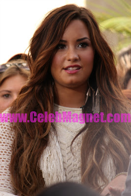 Demi Lovato hair extensions mishap