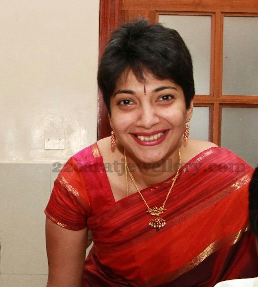 Madhuvanthi Arun in Simple Necklace Jewellery Designs