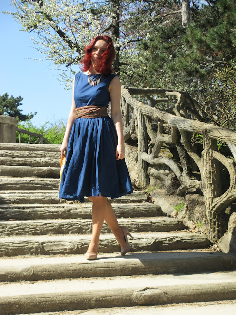 Parc Montsouris Cleo de 5 a 7 Varda dressing up in Paris blue 50s dress