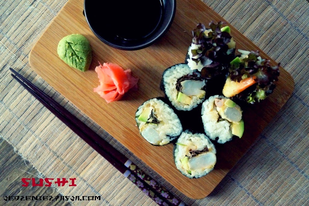 Futomaki z krewetkami w tempurze, avocado i sałatą Futomaki z krewetkami w tempurze, avocado i sałatą