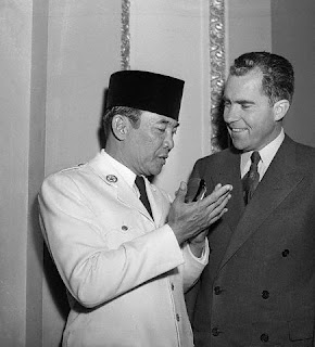foto gambar presiden ir. soekarno (sukarno) bersama Richard Nixon