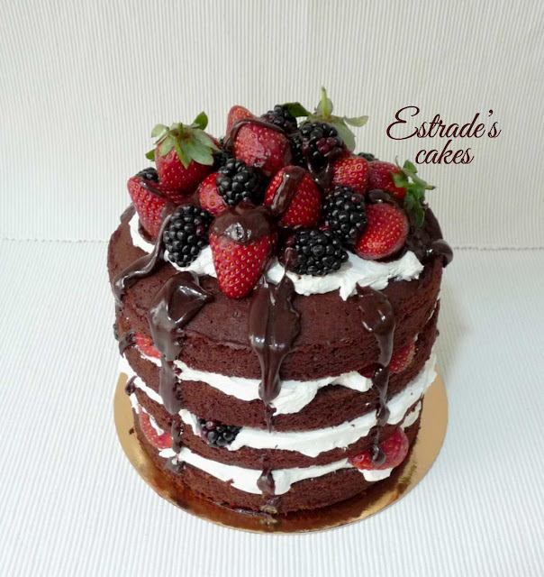 tarta desnuda de chocolate y nata con frutos rojos 4
