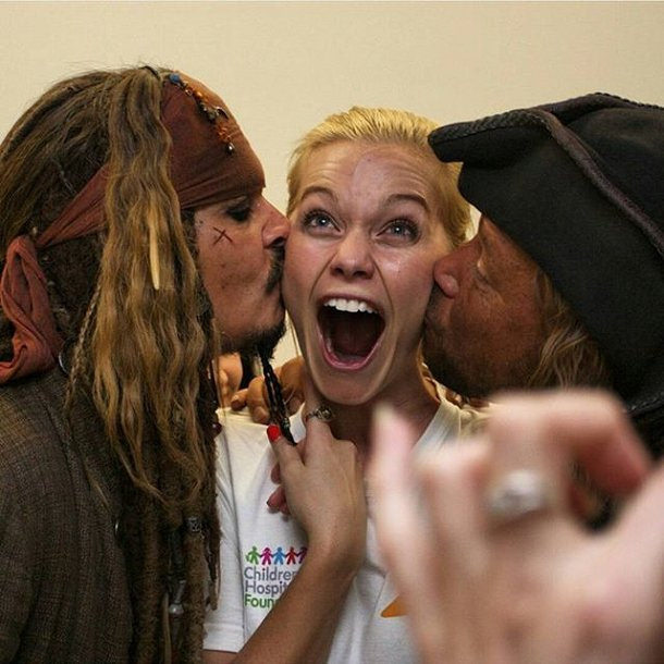 Johnny Depp fantasiou-se de Jack Sparrow para visitar crianças com cancro Johnny Depp fantasiou-se de Jack Sparrow para visitar crianças com cancro