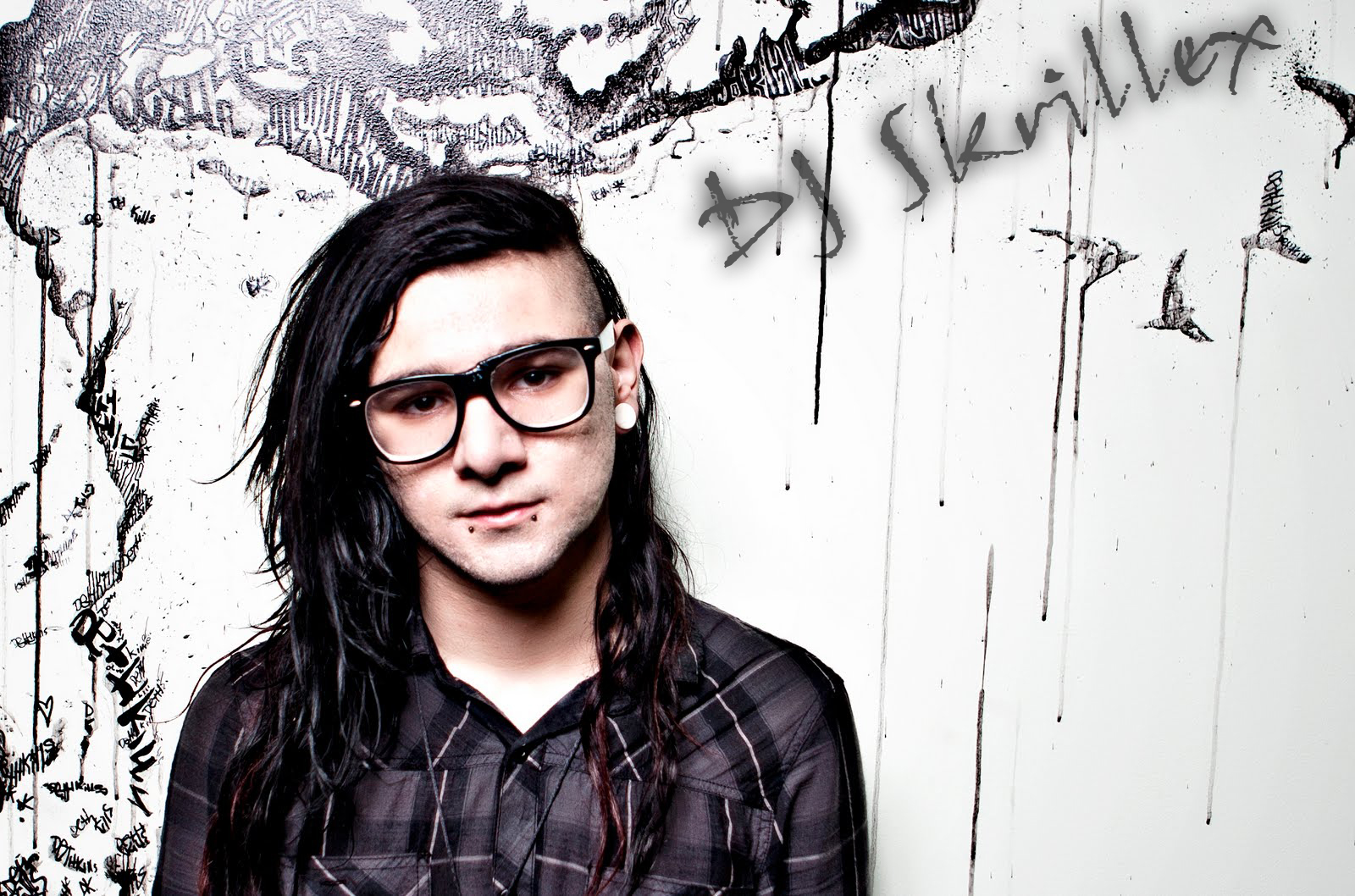 http://2.bp.blogspot.com/-bc8ICJMUciw/T6tjb9AW0yI/AAAAAAAACfw/puymjp5-I-I/s1600/DJ+skrillex+by+Maceme+Wallpaper+.jpg